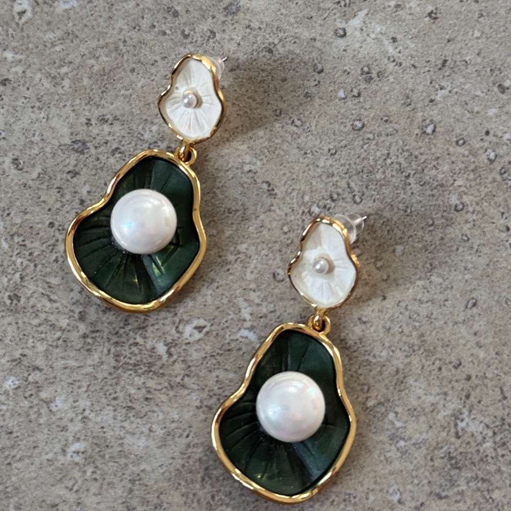 💖4/$30 New Elegant Gold and Green Pearl Drop Earrings